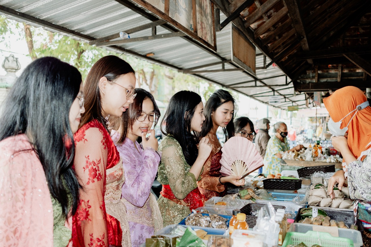Shopping in traditional market